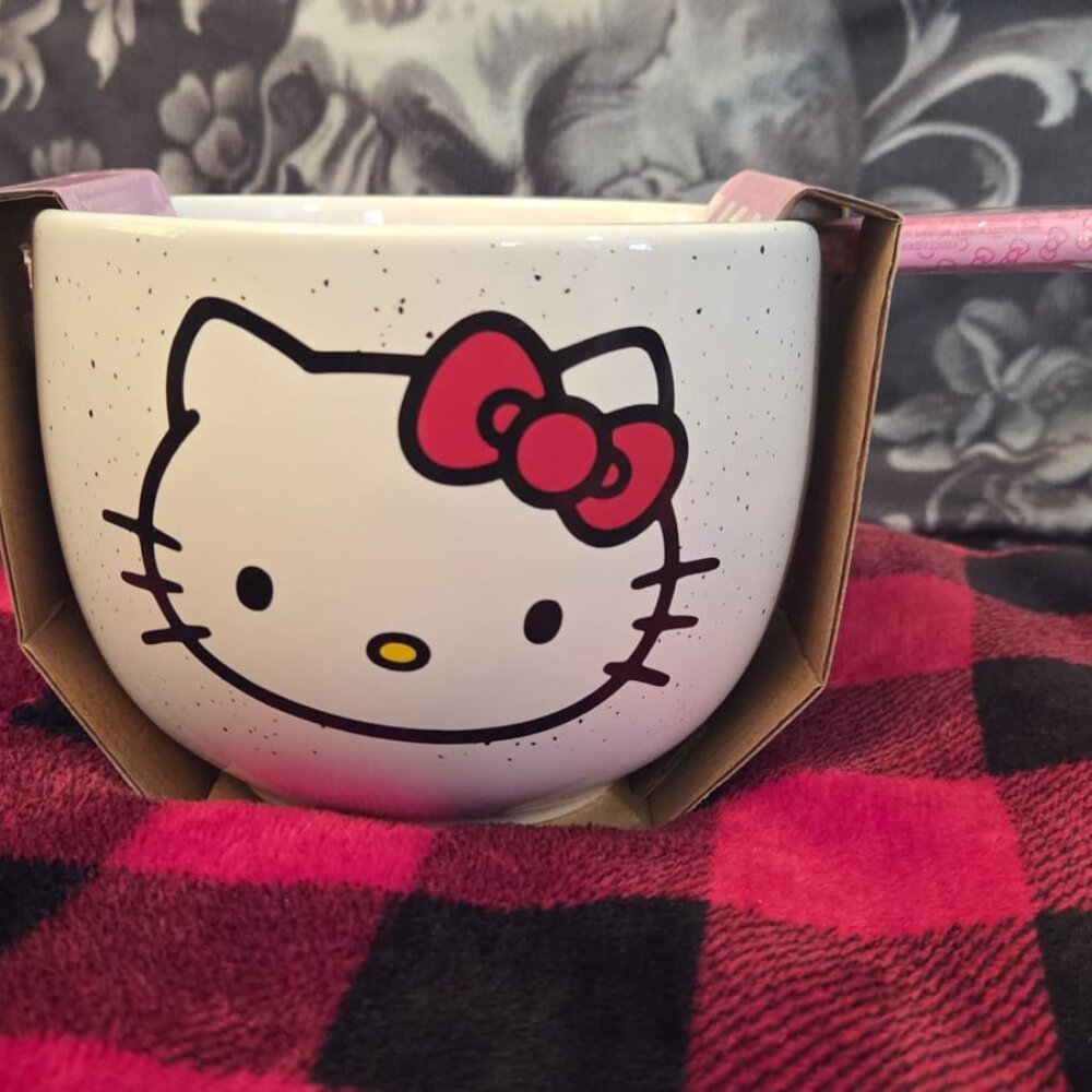 Hello Kitty ceramic bowl with chopsticks